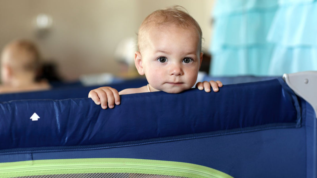 un bébé dans un parc en coton