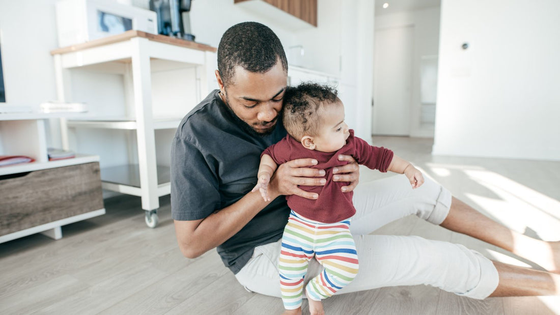 Un parent aidant bébé à faire ses premiers pas