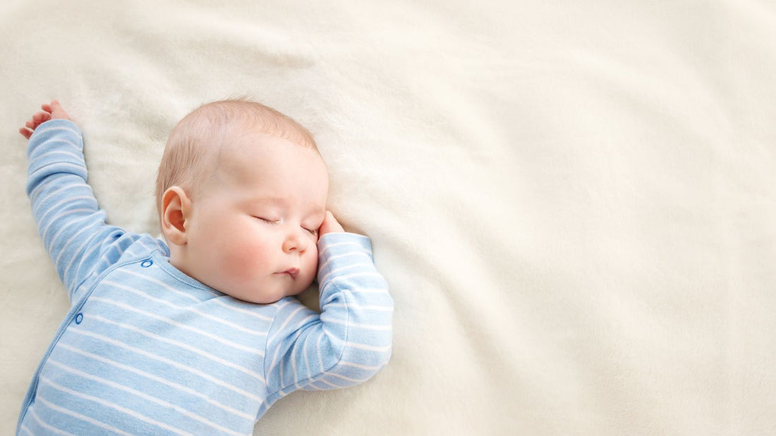 Un bébé dormant paisiblement sur sa couverture polaire