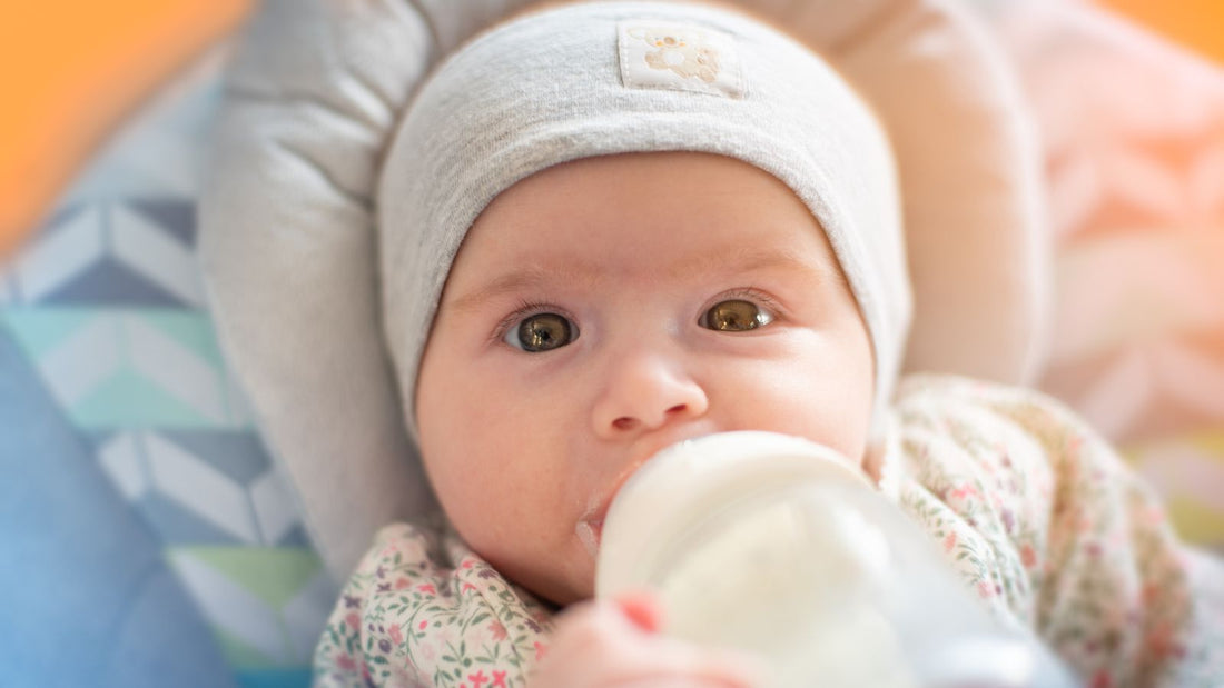 Un bébé buvant son biberon de lait