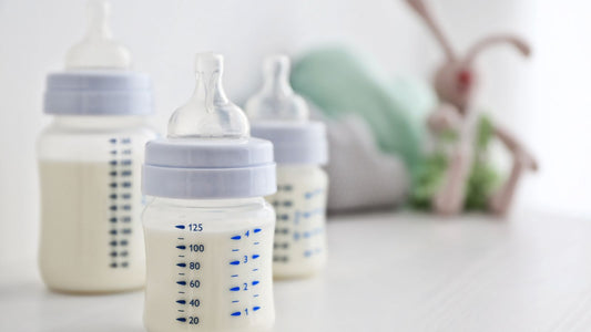 3 biberons de lait de quantité différentes pour illustrer l'évolution de la quantité de lait pris par bébé en fonction de son poids