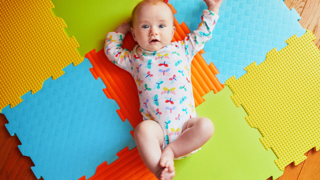 un bébé sur un tapis d'éveil coloré