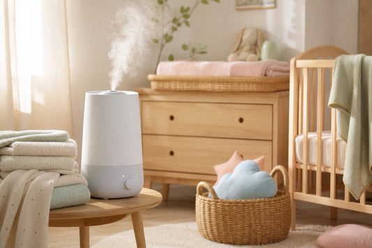 Coin chambre de bébé avec humidificateur diffusant une brume douce