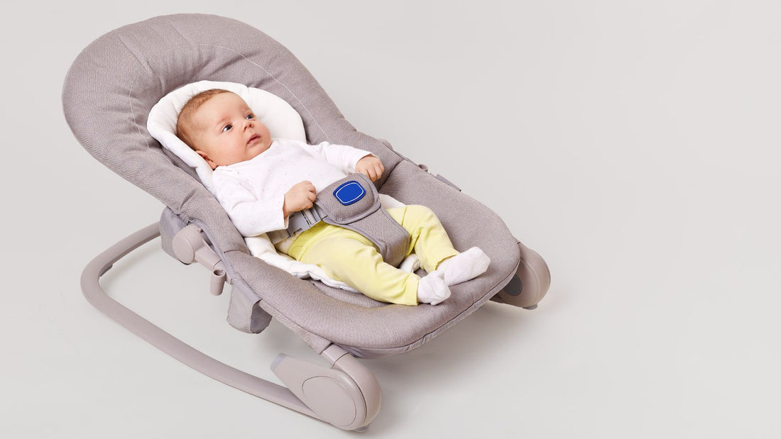 un bébé dans un transat gris
